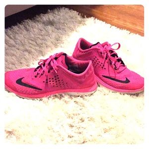 Hot pink nike tennis shoes